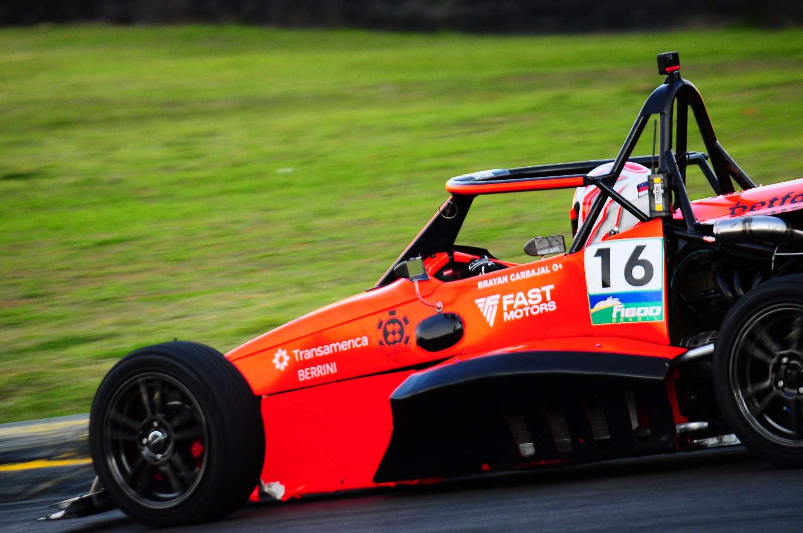Brayan Carbajal ganha posições em Interlagos e confirma evolução na Fórmula 1600