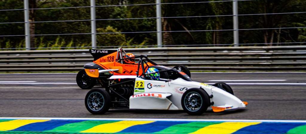 Vitinho Mendes supera lesão, problemas mecânicos e estreia com destaque na F1600 em Interlagos